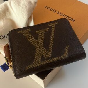 LOUIS VUITTON GIANT MONOGRAM